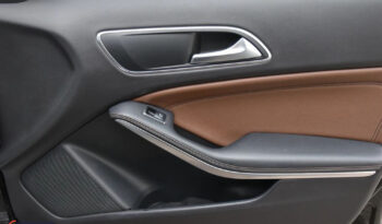 Mercedes-Benz GLA 200 7G-DCT UrbanStyle Edition full