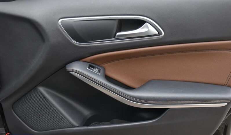 Mercedes-Benz GLA 200 7G-DCT UrbanStyle Edition full