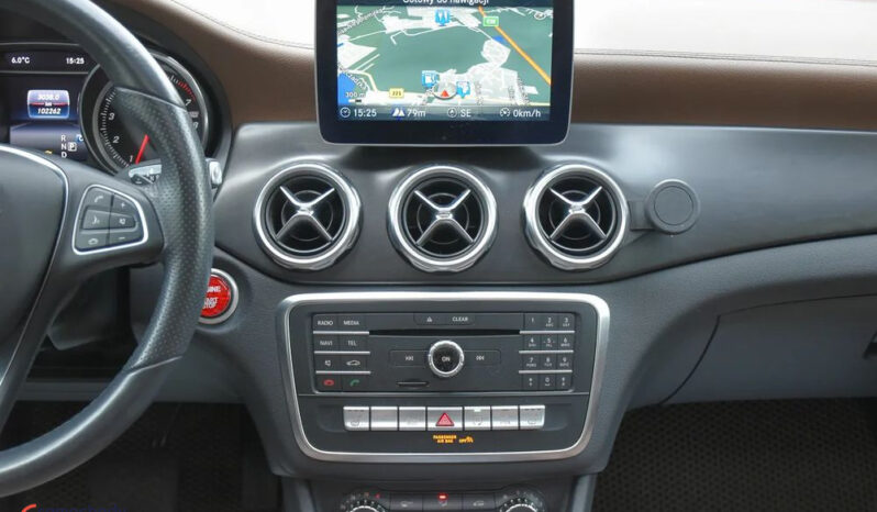 Mercedes-Benz GLA 200 7G-DCT UrbanStyle Edition full