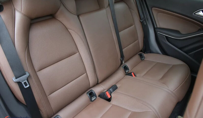 Mercedes-Benz GLA 200 7G-DCT UrbanStyle Edition full