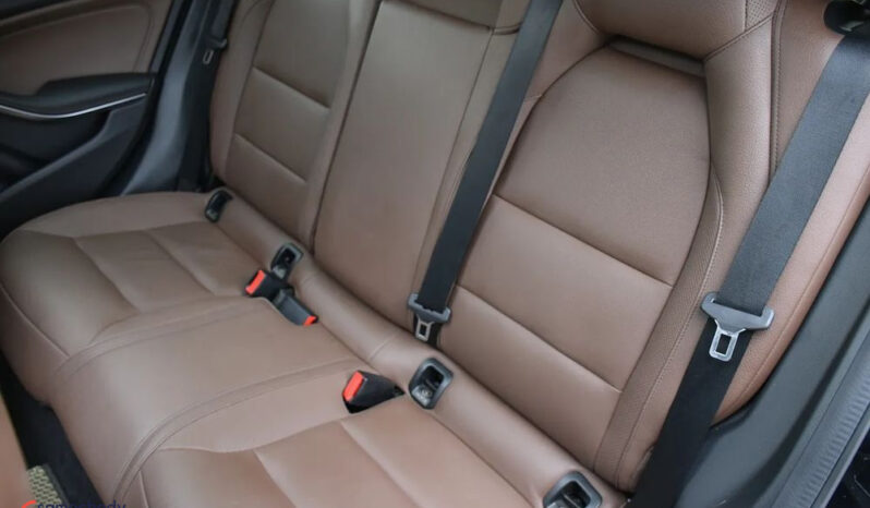 Mercedes-Benz GLA 200 7G-DCT UrbanStyle Edition full